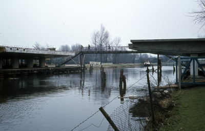804347 Gezicht op in aanbouw zijnde J.M. de Muinck Keizerbrug over de Vecht te Utrecht, met op de achtergrond de ...